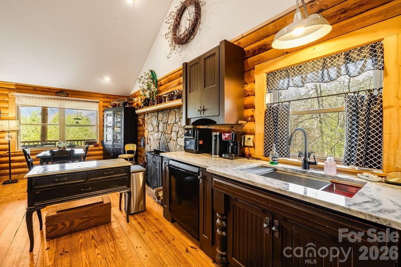 409 Hamlet Dr, Burnsville, NC 28714