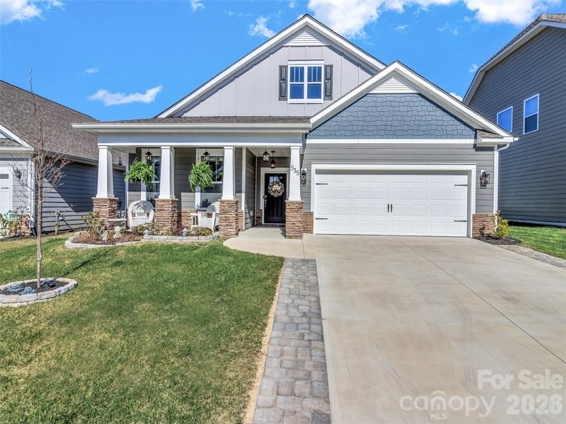 515 Fox Cove Rd, Hendersonville, NC 28792