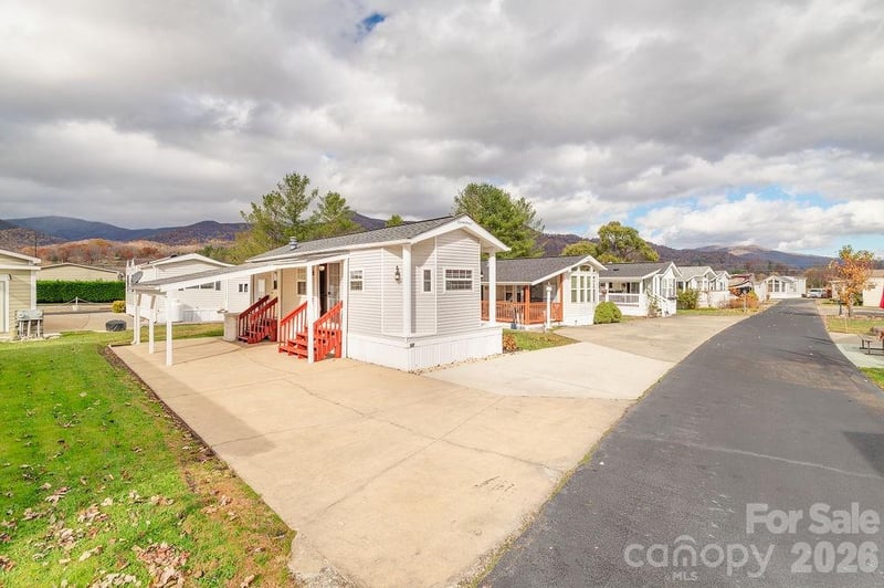 52 Strollers Ln, Waynesville, NC 28785