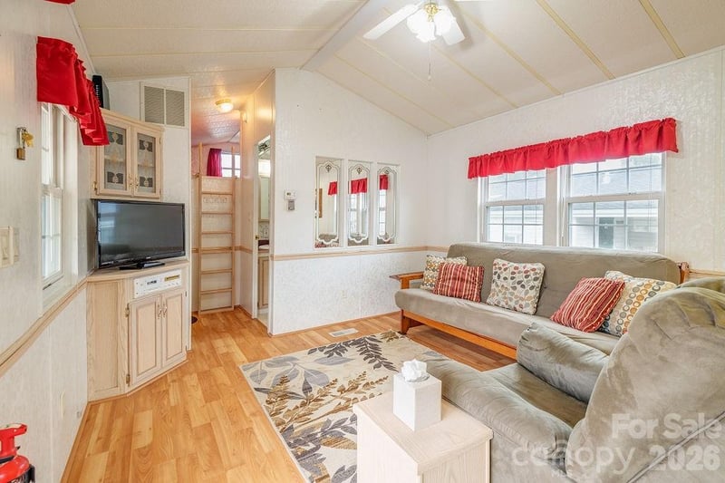 52 Strollers Ln, Waynesville, NC 28785