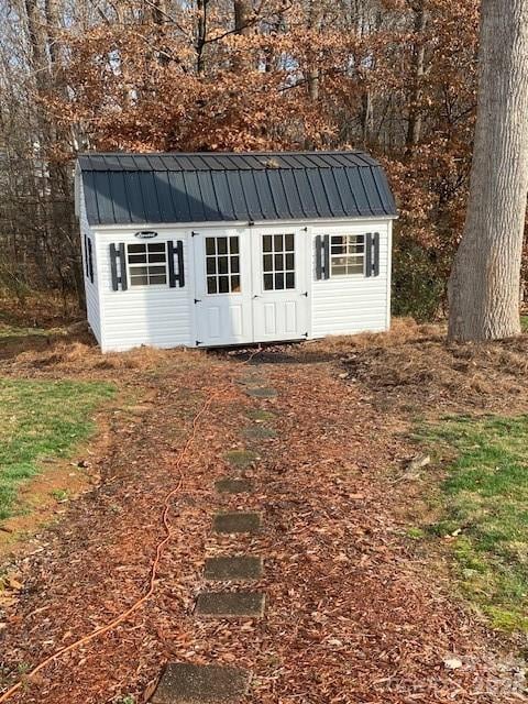 129 Walnut Ave, Yadkinville, NC 27055