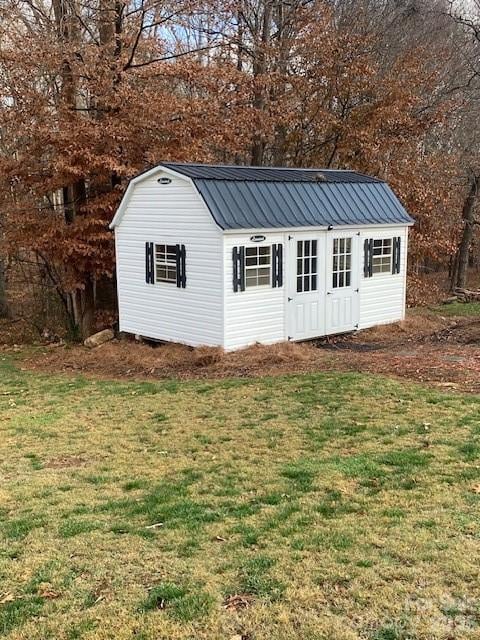 129 Walnut Ave, Yadkinville, NC 27055