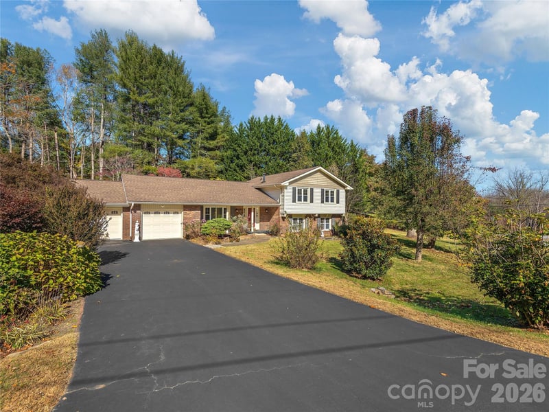 142 Twin Lakes Dr, Candler, NC 28715