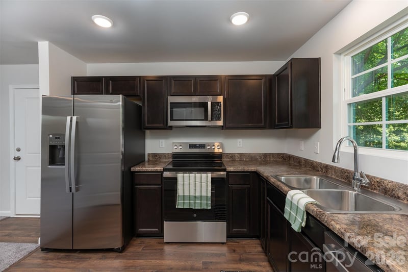 27 Forest Park Rd, Marion, NC 28752