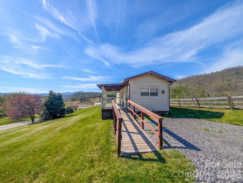 107 Mockingbird Ln, Burnsville, NC 28714