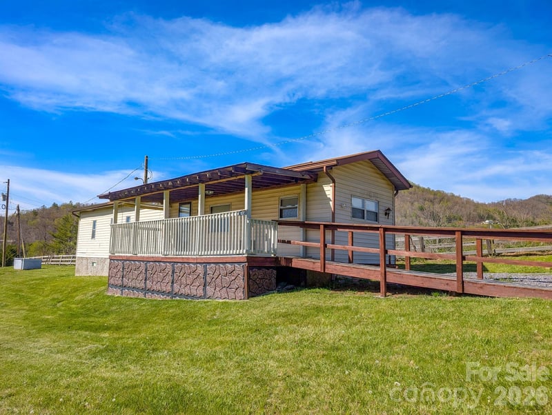 107 Mockingbird Ln, Burnsville, NC 28714