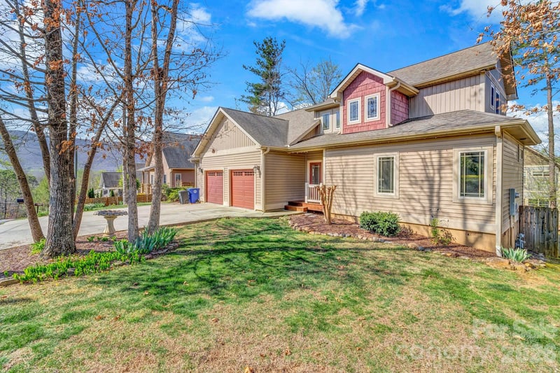 122 Craggy St, Black Mountain, NC 28711