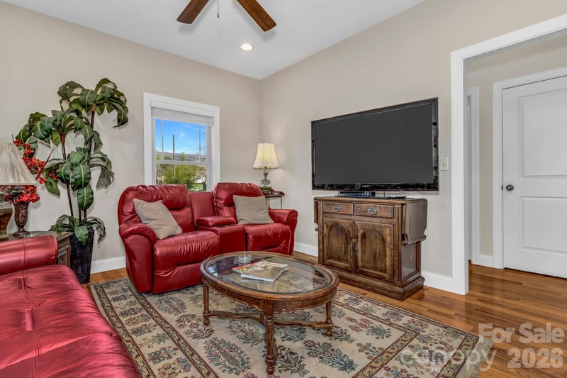 122 Craggy St, Black Mountain, NC 28711