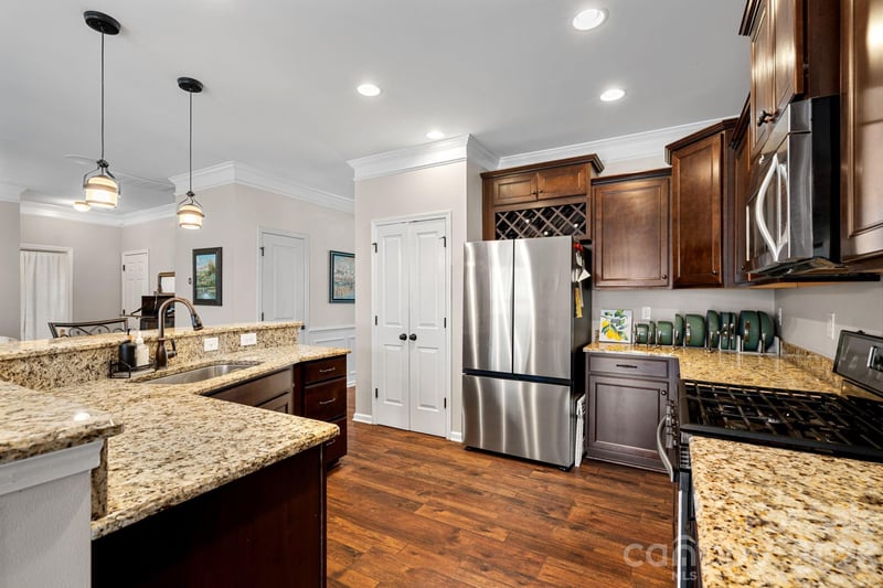 1203 Guadalupe Ln, Charlotte, NC 28214