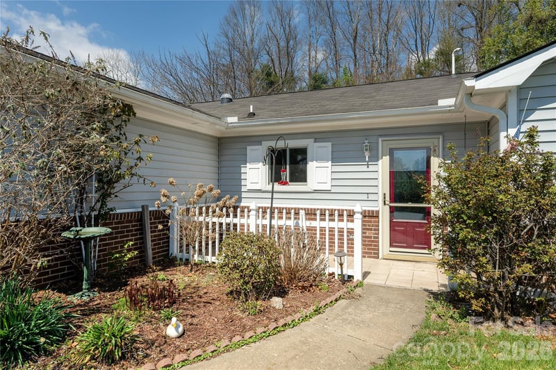176 Derbyshire Dr, Hendersonville, NC 28792