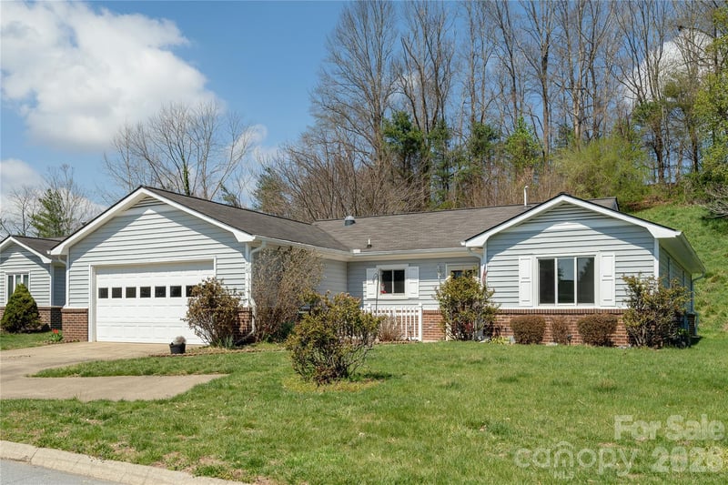 176 Derbyshire Dr, Hendersonville, NC 28792