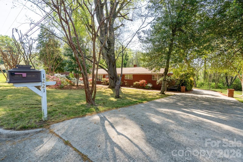 1221 Forestdale Dr, Salisbury, NC 28144