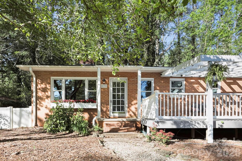 121 Wells St, Hendersonville, NC 28739