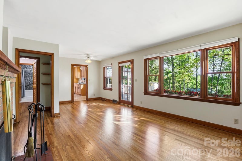 121 Wells St, Hendersonville, NC 28739