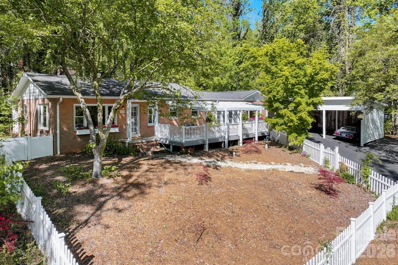 121 Wells St, Hendersonville, NC 28739