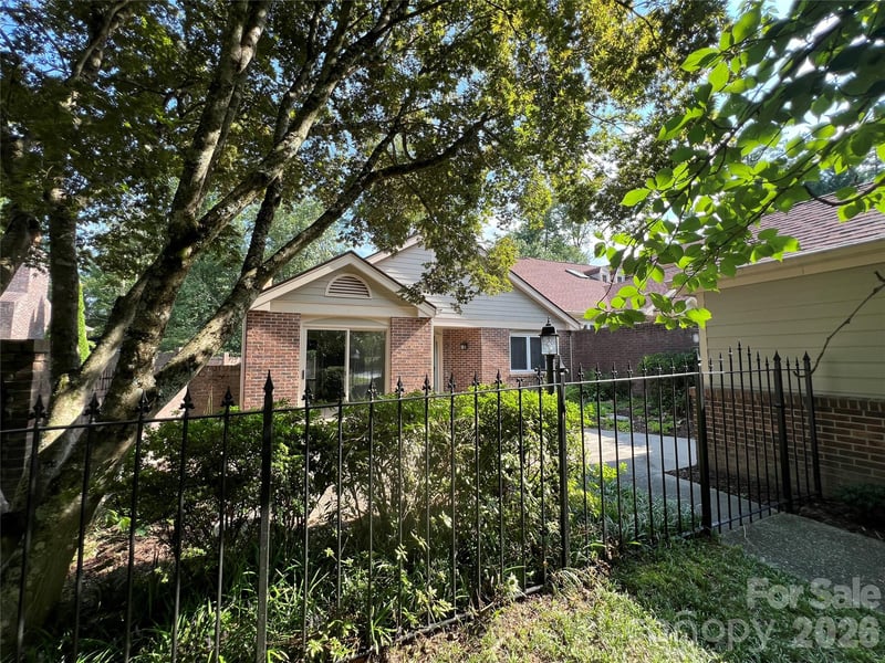 108 Glenbrook Dr, Hendersonville, NC 28739