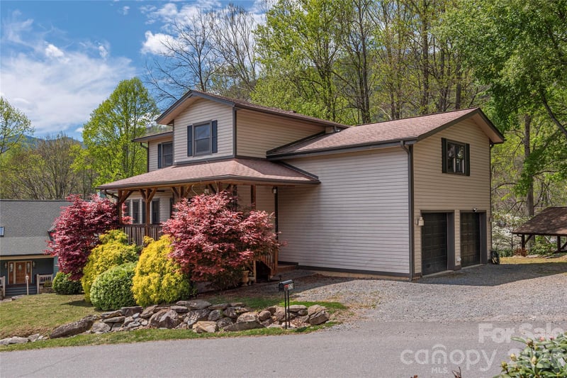 129 Valley Creek Dr, Maggie Valley, NC 28751