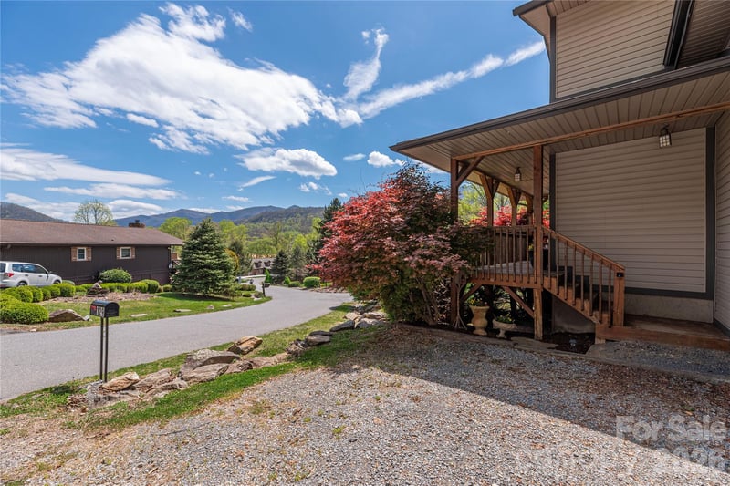 129 Valley Creek Dr, Maggie Valley, NC 28751