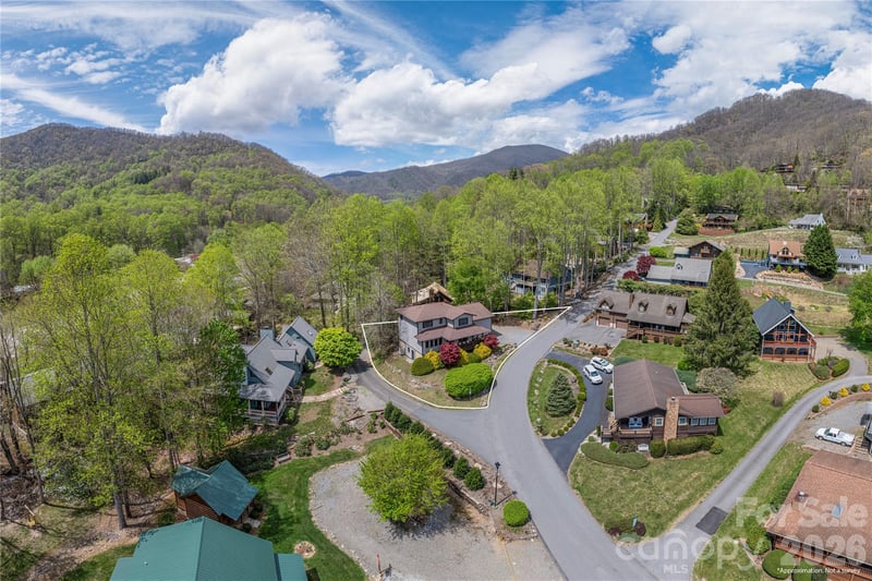 129 Valley Creek Dr, Maggie Valley, NC 28751