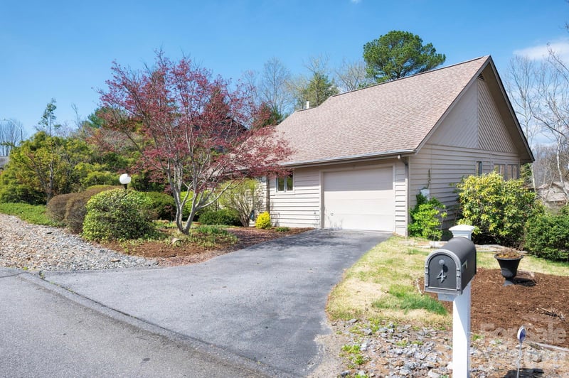 4 Zachary Ridge Rd, Asheville, NC 28804