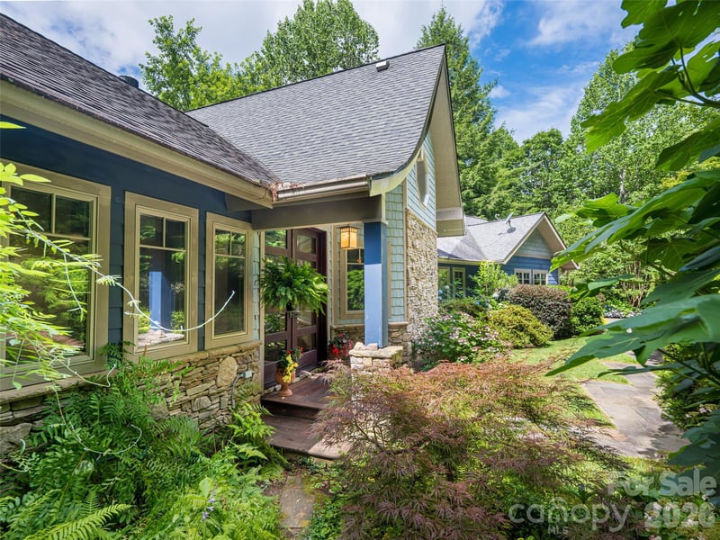 935 Whites Lake Blvd, Saluda, NC 28773