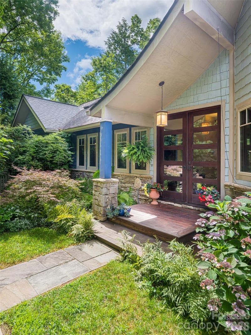 935 Whites Lake Blvd, Saluda, NC 28773