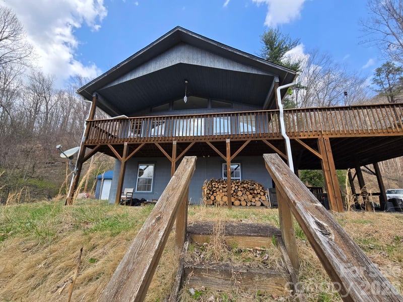 987 West Rd, Hot Springs, NC 28743