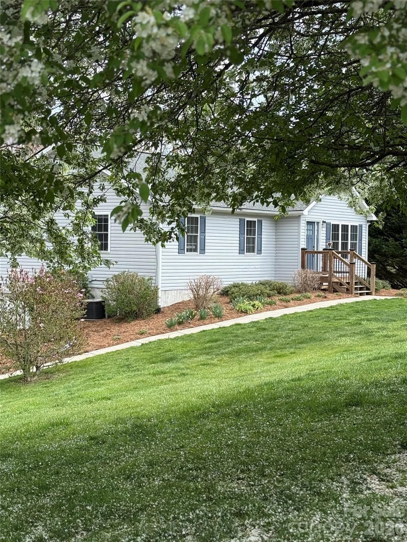 140 Forest Bend Dr, Horse Shoe, NC 28742