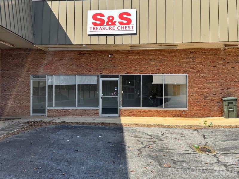 124 Fairway Shopping Center St, Hudson, NC 28638