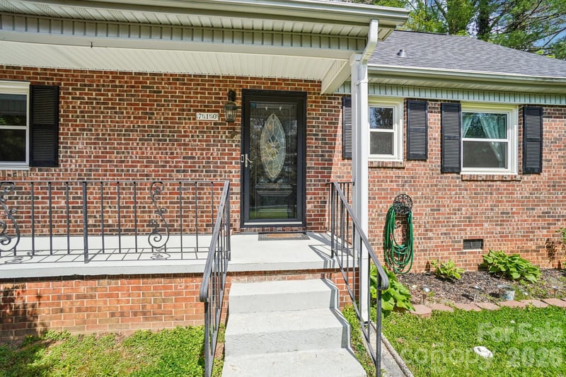 710 Heatherwood Dr, Hendersonville, NC 28792