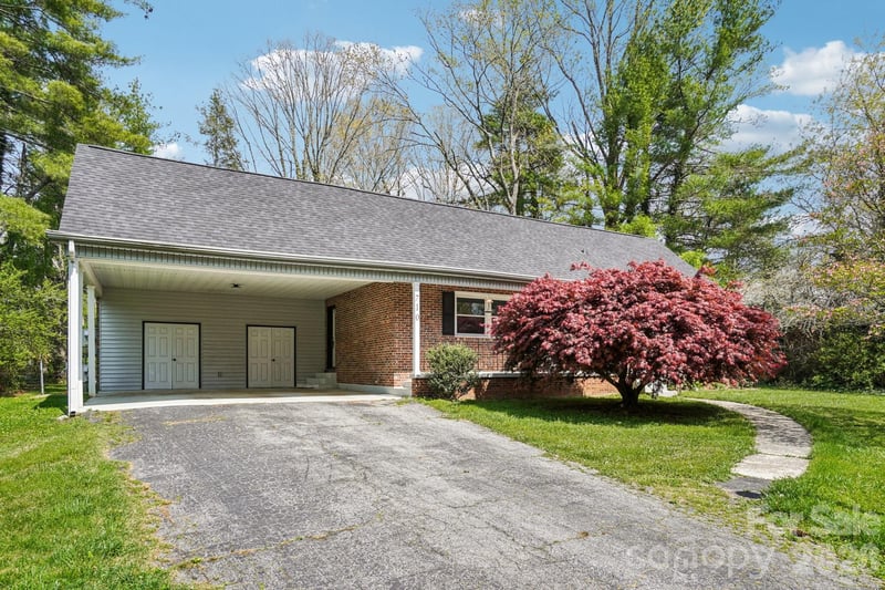 710 Heatherwood Dr, Hendersonville, NC 28792