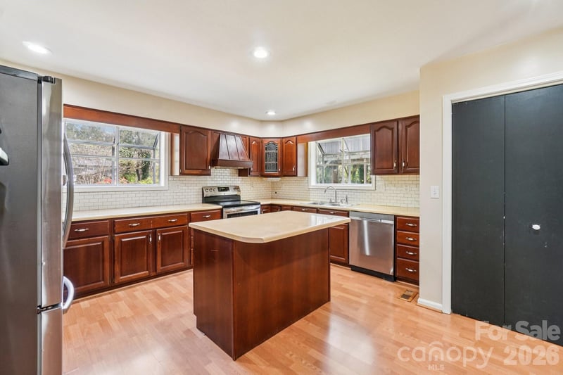 710 Heatherwood Dr, Hendersonville, NC 28792