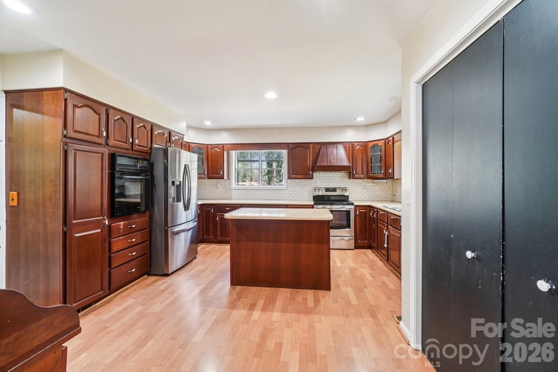 710 Heatherwood Dr, Hendersonville, NC 28792