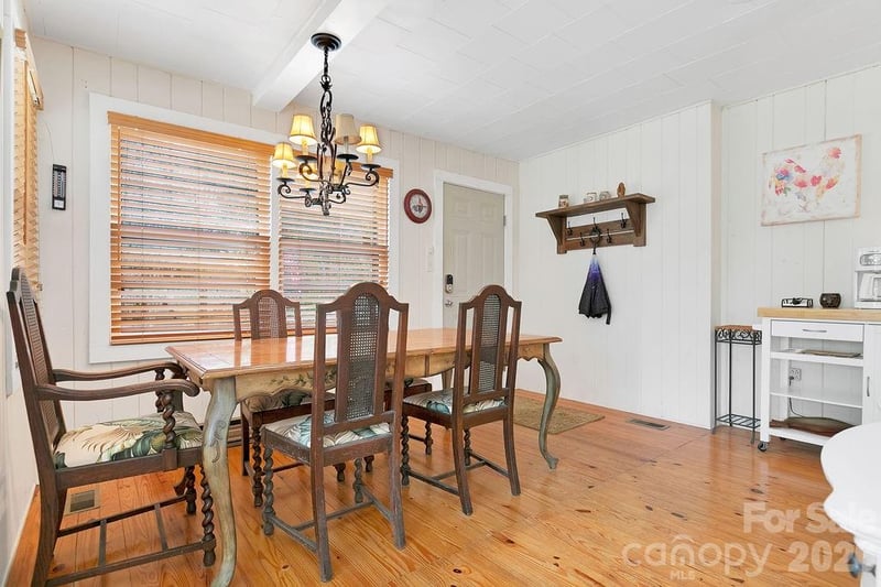 218 Hickory Ln, Lake Toxaway, NC 28747