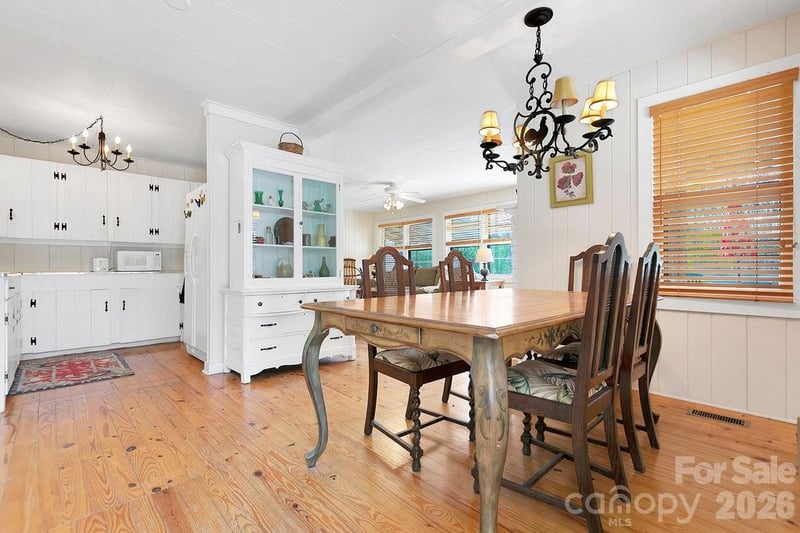 218 Hickory Ln, Lake Toxaway, NC 28747