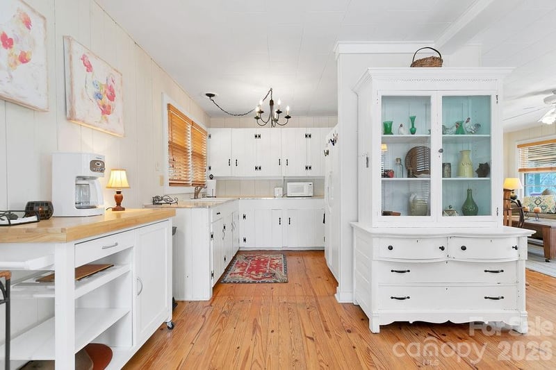 218 Hickory Ln, Lake Toxaway, NC 28747