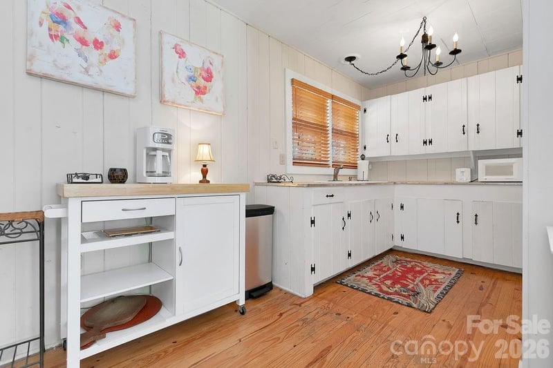 218 Hickory Ln, Lake Toxaway, NC 28747