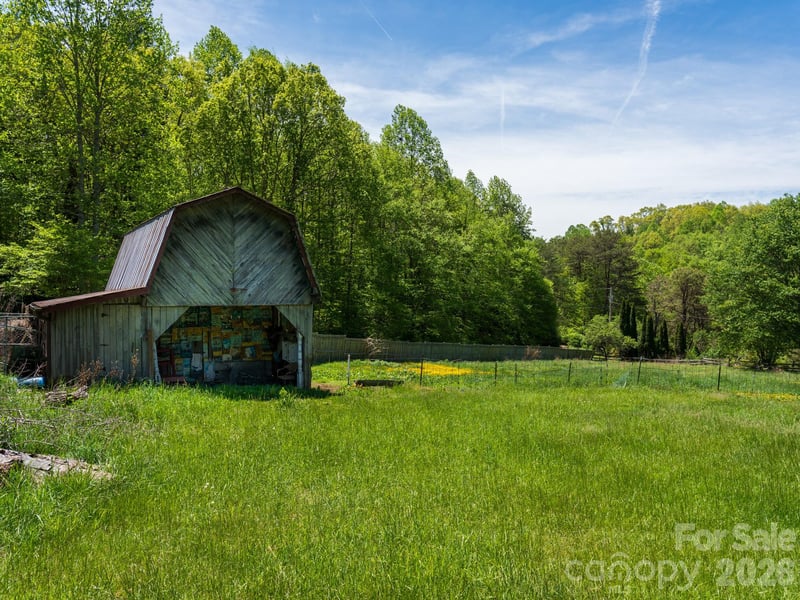 838 Hidden Valley Rd, Clyde, NC 28721