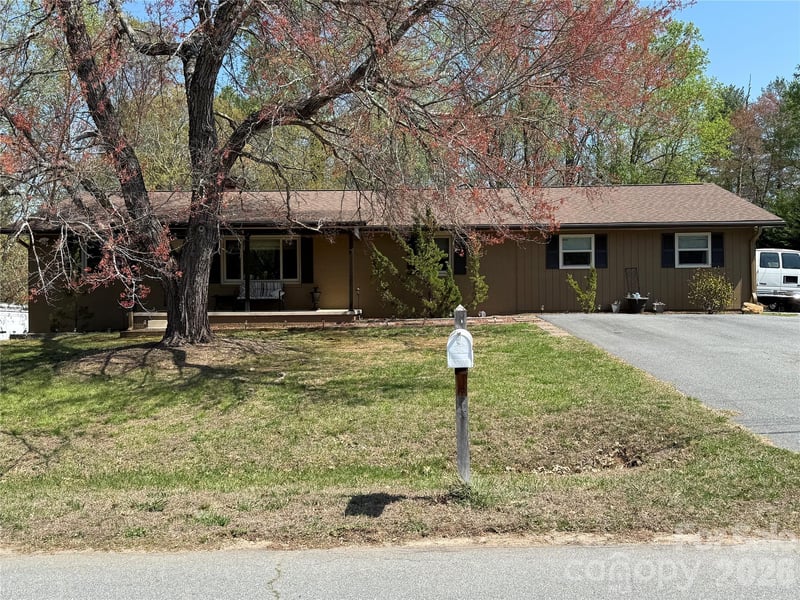 3309 40th Avenue Pl, Hickory, NC 28601