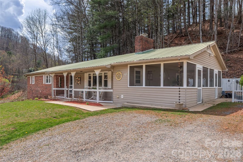63 Memory Dr, Waynesville, NC 28786