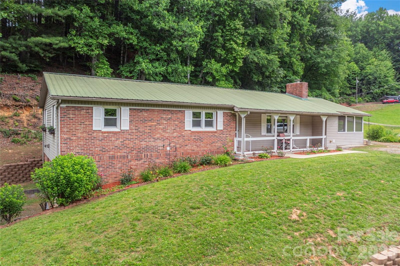 63 Memory Dr, Waynesville, NC 28786