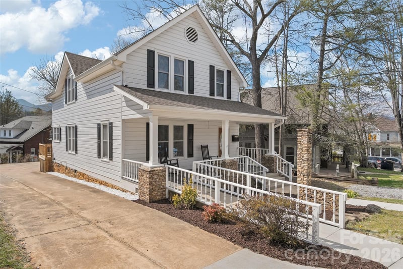 89 Walnut St, Waynesville, NC 28786