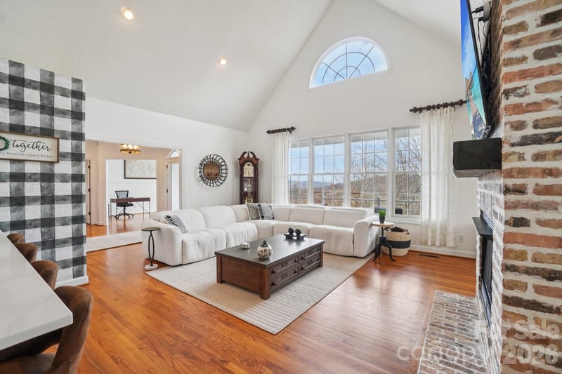 1409 Woodsong Dr, Hendersonville, NC 28791