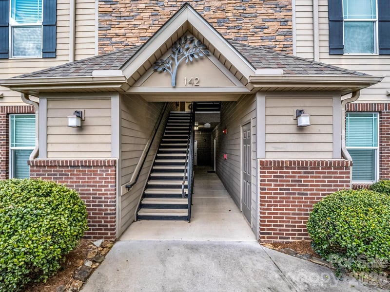 142 Brickton Village Cir #106, Fletcher, NC 28732