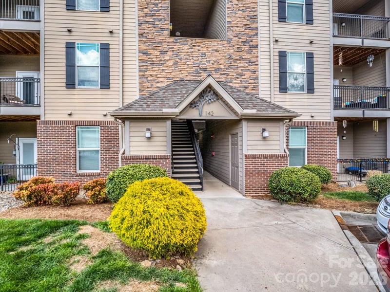 142 Brickton Village Cir #106, Fletcher, NC 28732