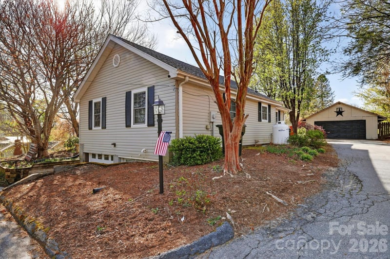 112 Gibbs St, Hendersonville, NC 28739