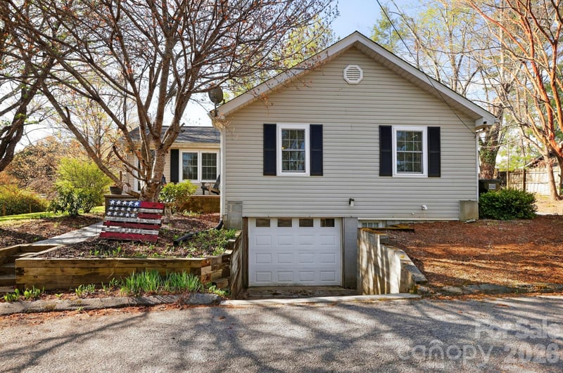 112 Gibbs St, Hendersonville, NC 28739