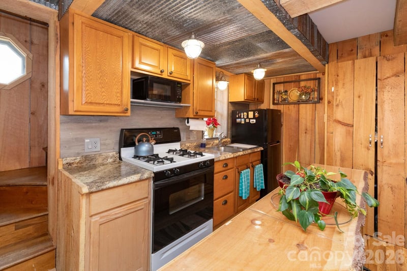 2670 Dicks Creek Rd, Whittier, NC 28789