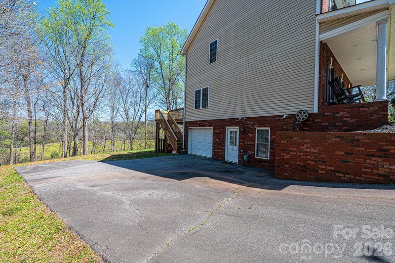2586 Henry Falls Dr, Hickory, NC 28602