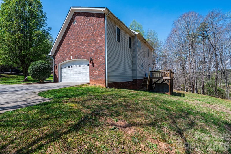2586 Henry Falls Dr, Hickory, NC 28602